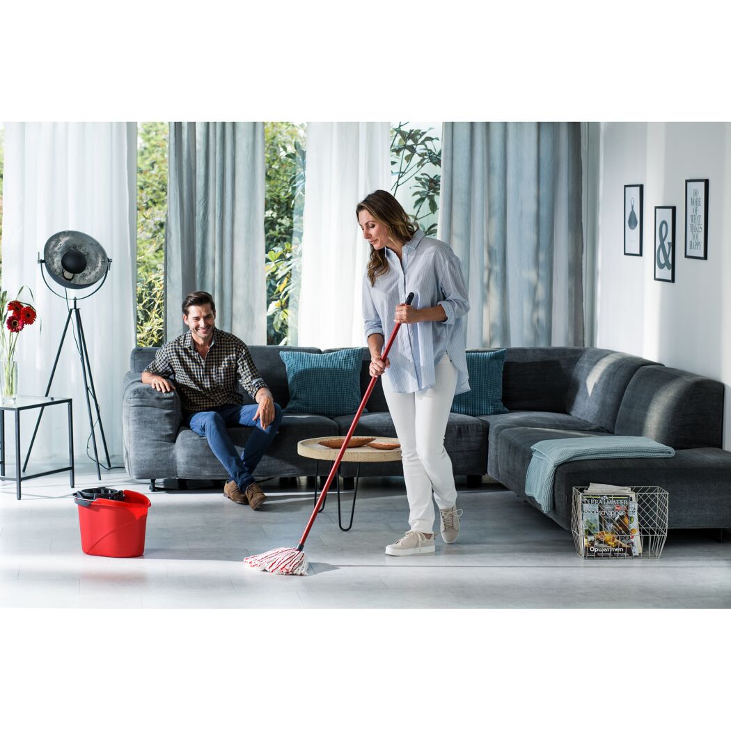 Person wischt mit Vileda SuperMocio Wischmop