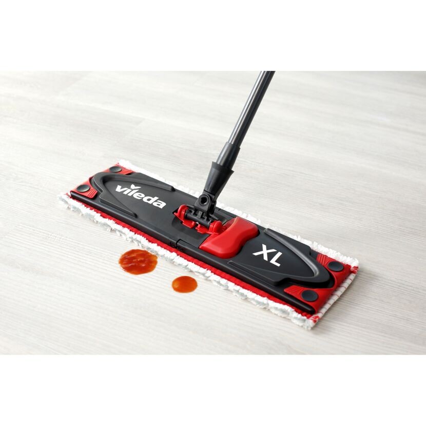 Vileda Ultramat XL System wischt Ketchupfleck auf