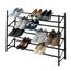 Schwarzes Schuhregal mit verschiedenen Schuhen.