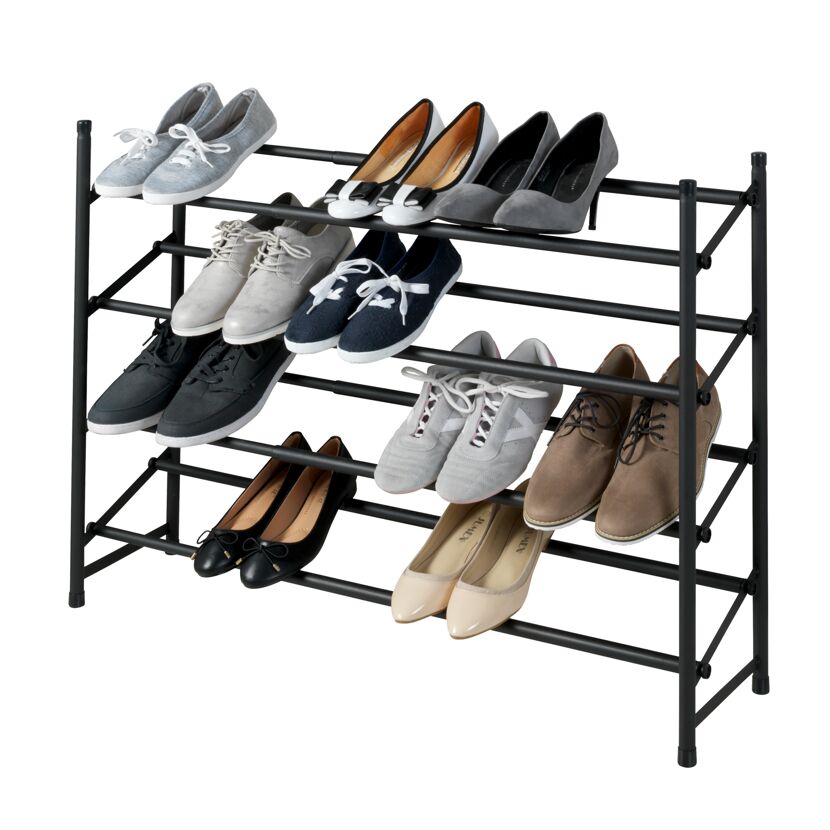 Schwarzes Schuhregal mit verschiedenen Schuhen.