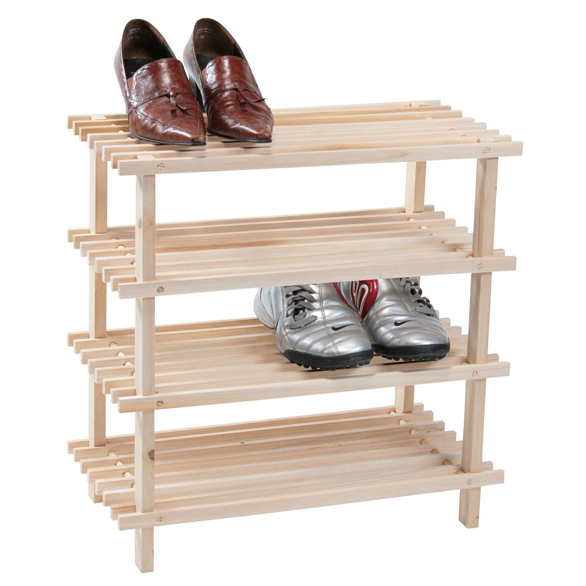 Vierstöckiges, naturfarbenes Holzschuhregal mit Schuhen.