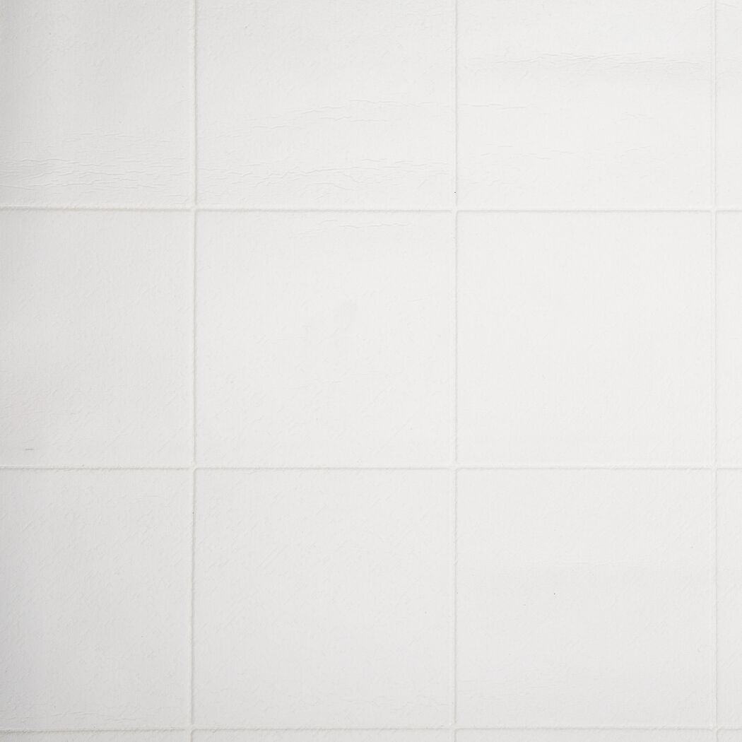 Weiße Fliesen an einer Wand.