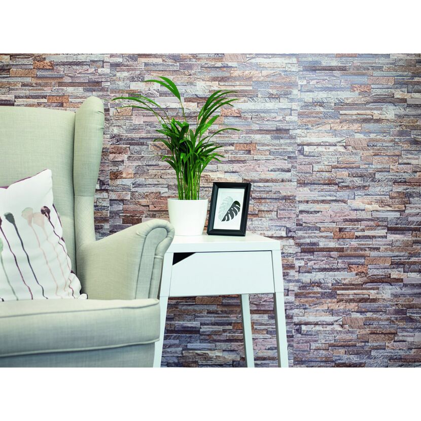 Wohnzimmer mit Wandverkleidung in Steinoptik