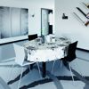 Gedeckter Esstisch mit gemusterter Tischdecke