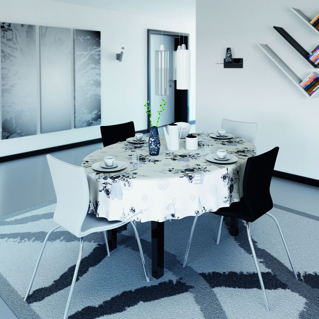 Gedeckter Esstisch mit gemusterter Tischdecke