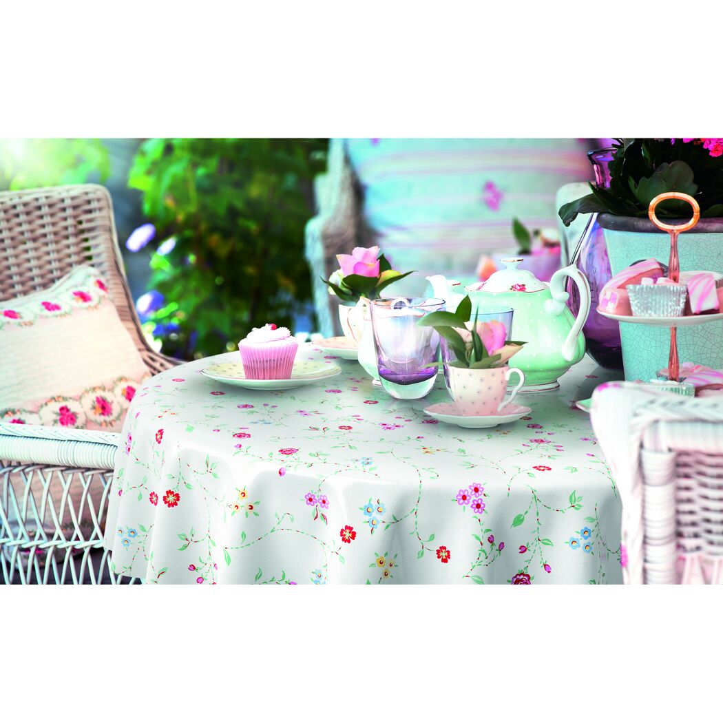 Tisch mit Kaffeegeschirr und Kuchen im Garten