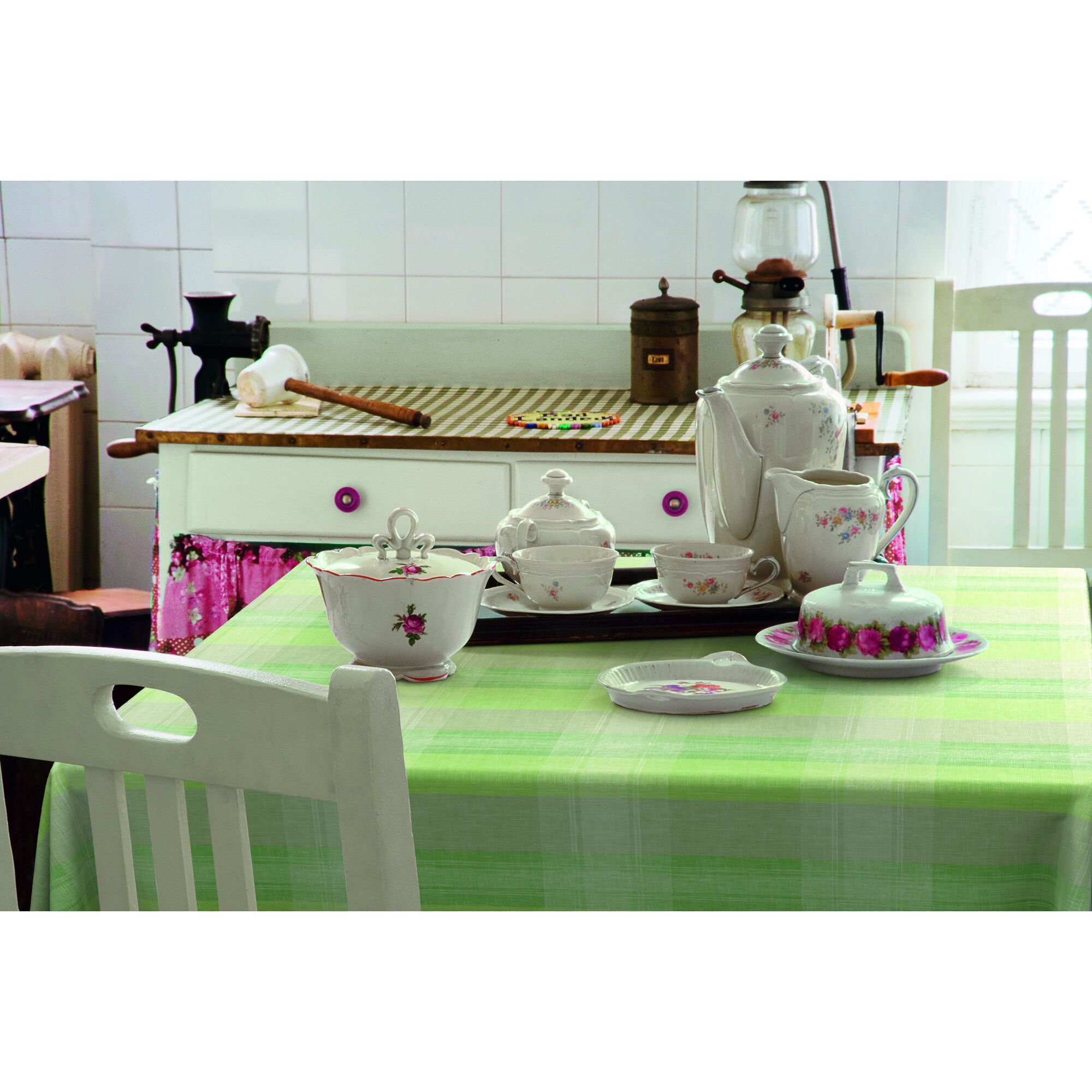 Geschirr und Küchengeräte auf einem Tisch.