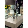 Gedeckter Tisch mit gemusterter Tischdecke
