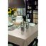 Gedeckter Tisch mit gemusterter Tischdecke