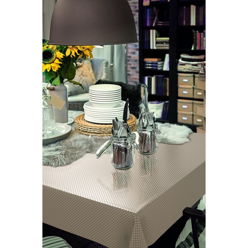 Gedeckter Tisch mit gemusterter Tischdecke