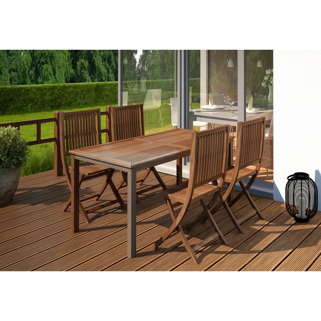 Holztisch mit vier Stühlen auf einer Terrasse