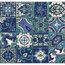 Blau-weiße Keramikfliesen im Patchwork-Stil.