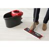 Person wischt mit Vileda Ultramat XL Set