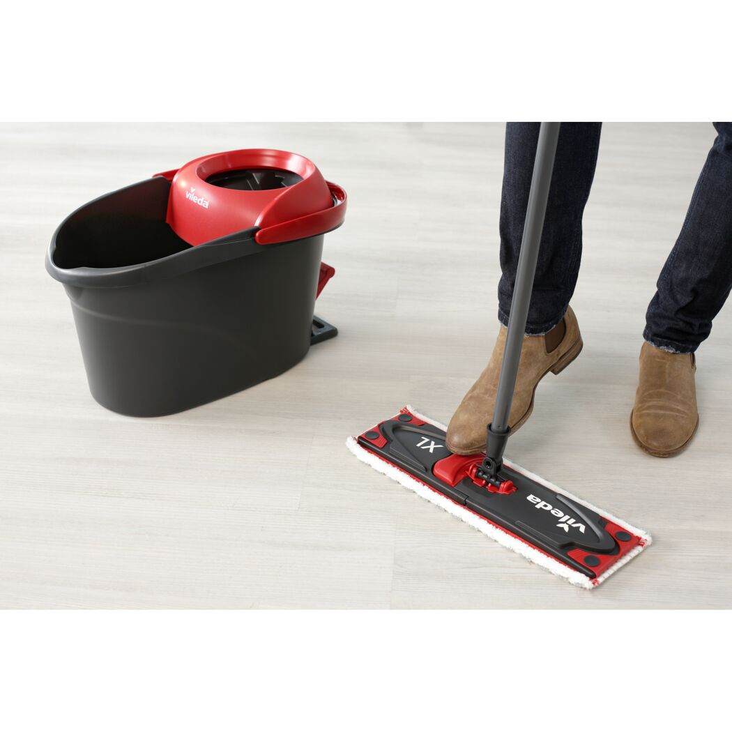 Person wischt mit Vileda Ultramat XL Set