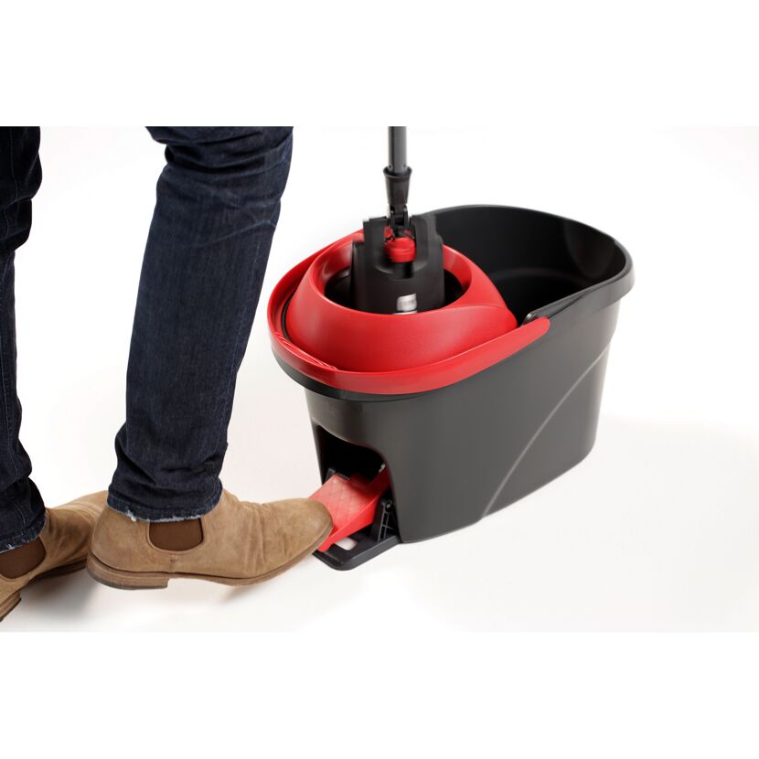 Person wischt mit Vileda Ultramat XL Set.