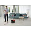 Person wischt mit Vileda Ultramat XL Set