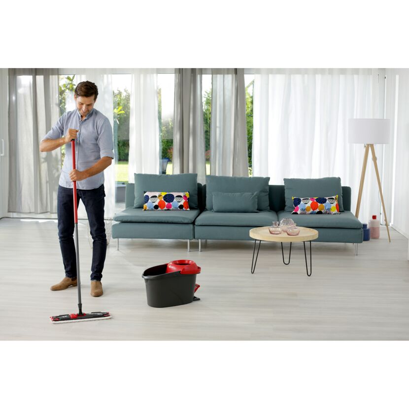 Person wischt mit Vileda Ultramat XL Set