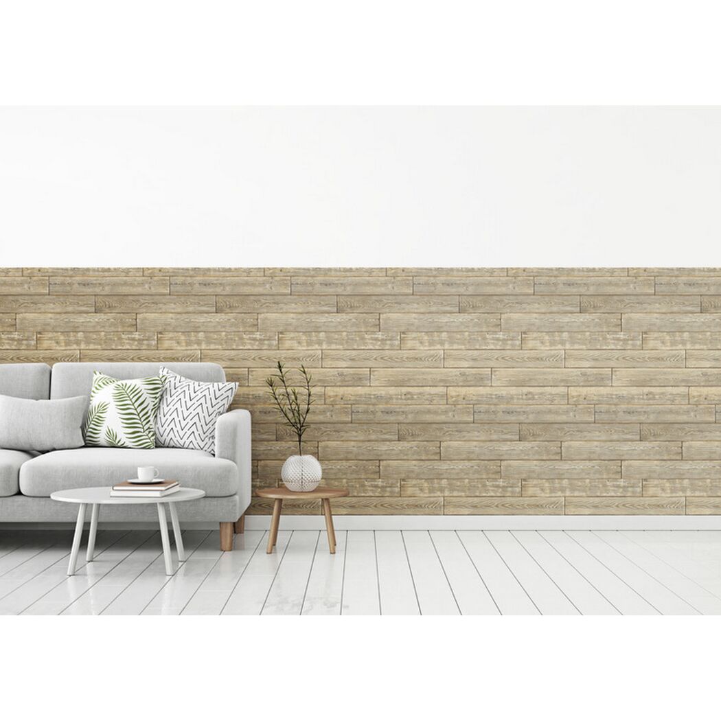 Wohnzimmer mit grauer Couch und Wandverkleidung aus Holz
