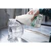 Bissell Natural Multi-Surface Reiniger wird in einen Behälter gegossen