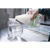 Bissell Natural Multi-Surface Reiniger wird in einen Wassertank gegossen.