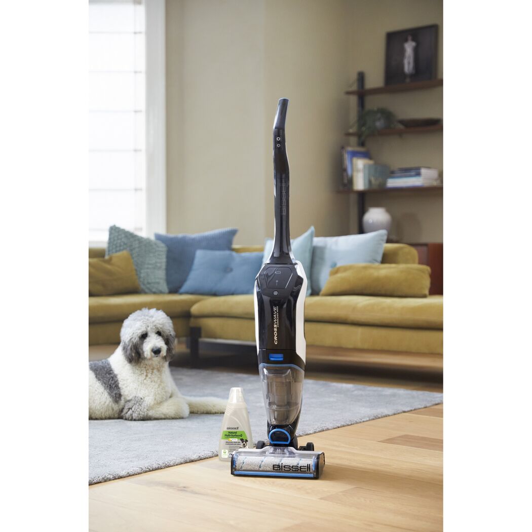 Bissell Crosswave 3-in-1 Bodenreiniger auf einem Holzboden.
