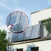 Solarpanele auf Balkon werden mit Schlauch gereinigt
