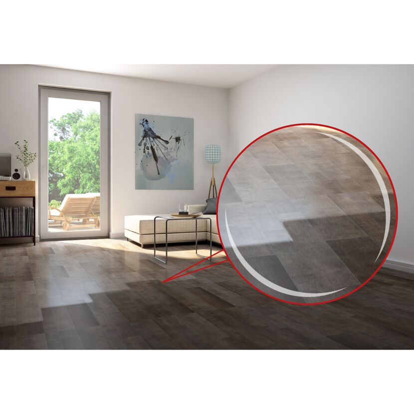 Dunkler Holzboden in einem Wohnzimmer.
