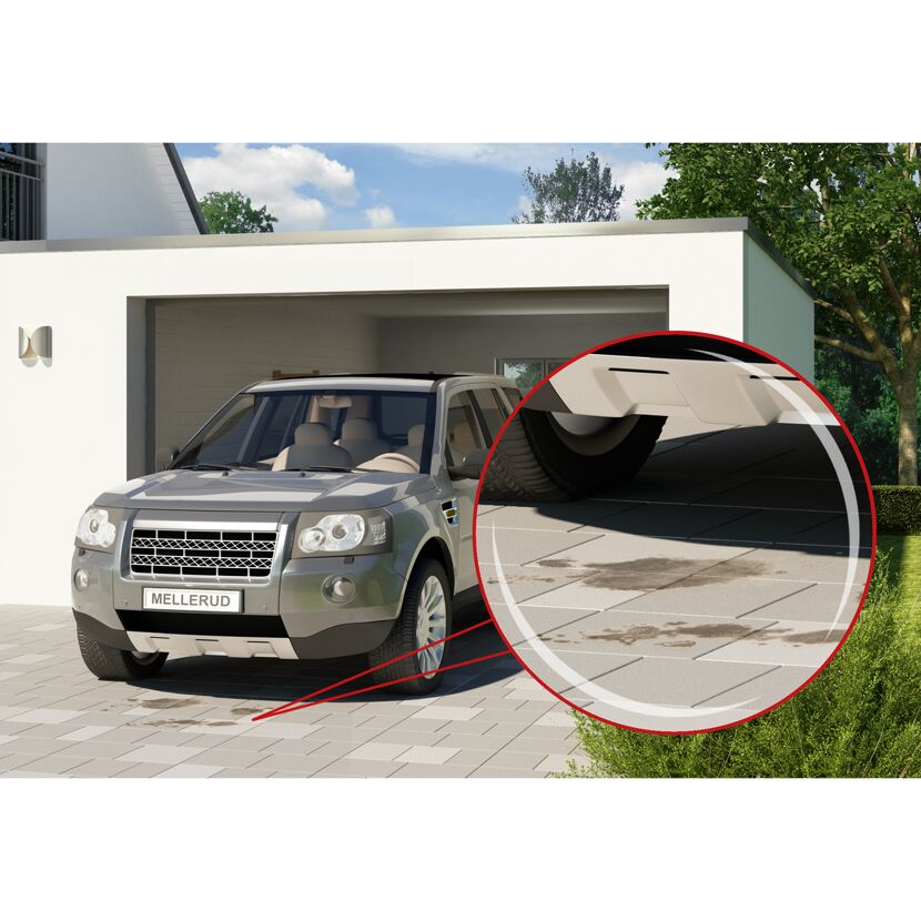 Auto mit Ölflecken auf Pflastersteinen