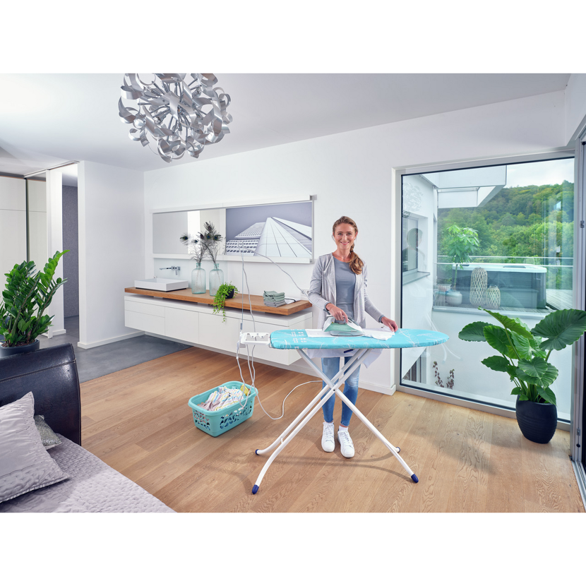 Person bügelt auf einem Bügeltisch AirBoardM Compact Plus