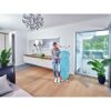 Person faltet einen Leifheit Bügeltisch AirBoard M Compact Plus zusammen.