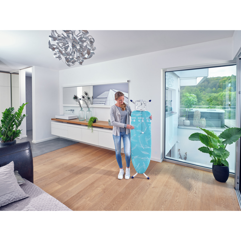 Person faltet einen Leifheit Bügeltisch AirBoard M Compact Plus zusammen.