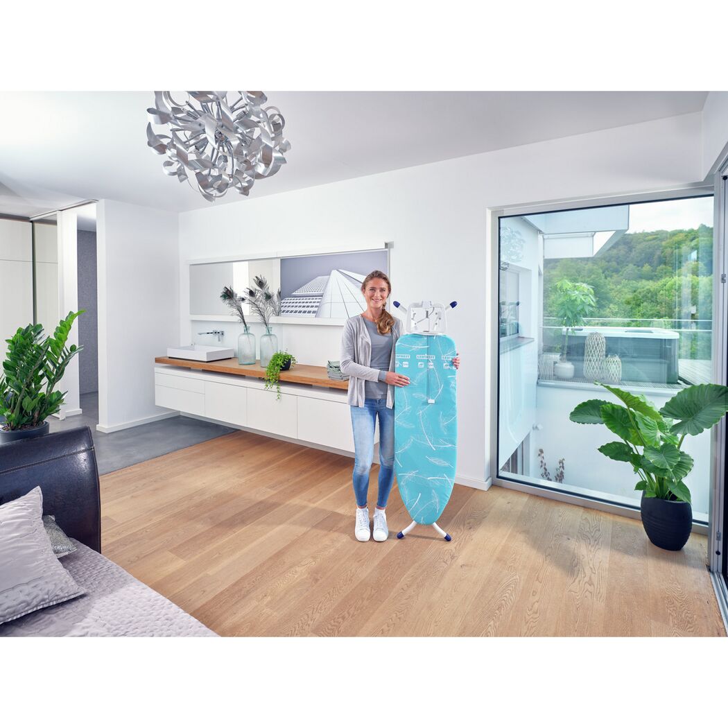 Person mit Leifheit Bügeltisch Air BoardM Compact plus