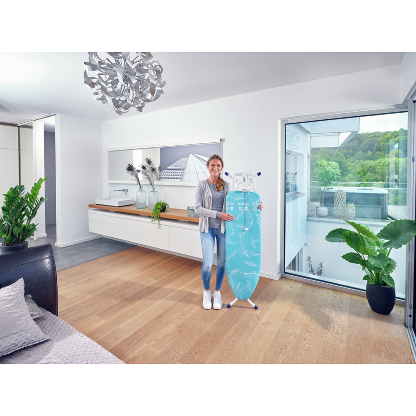 Person mit Leifheit Bügeltisch Air BoardM Compact plus