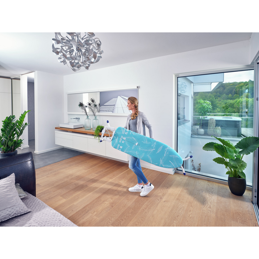 Person trägt einen Leifheit Bügeltisch AirBoardM Compact Plus