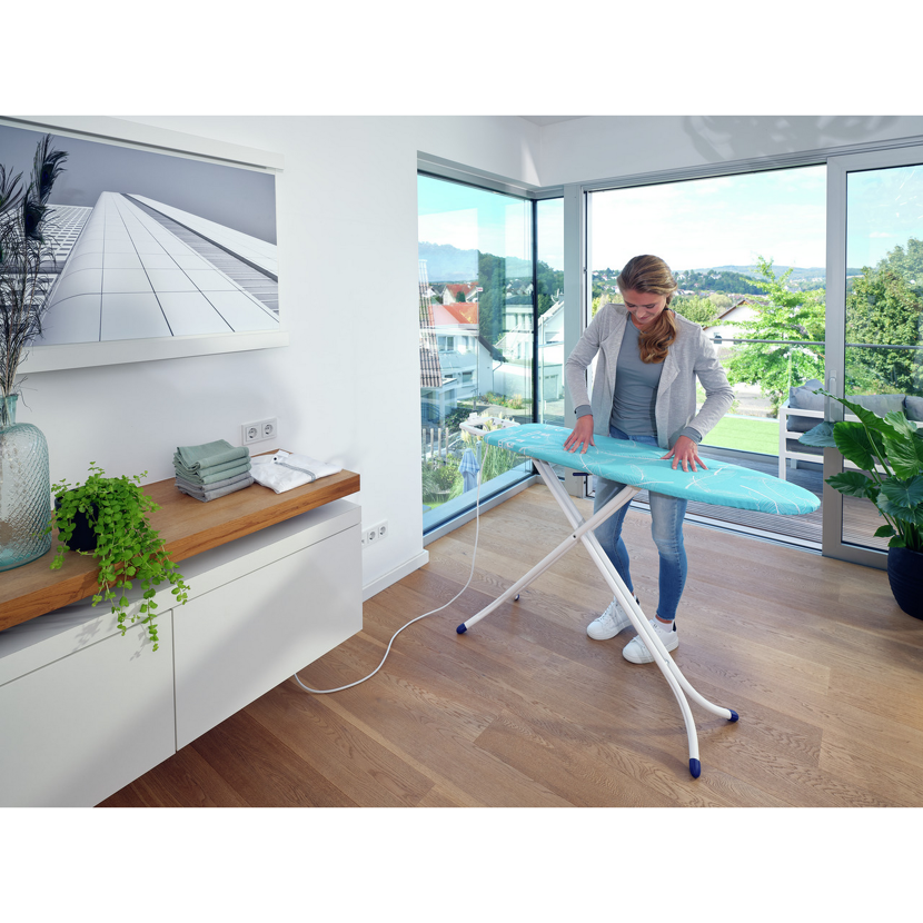 Person richtet Bügelbrett AirBoardM Compact plus her.