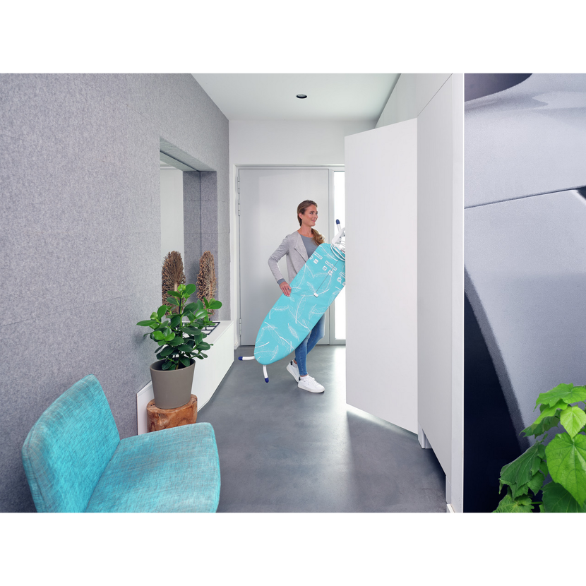 Person trägt einen Leifheit Bügeltisch AirBoard M Compact Plus