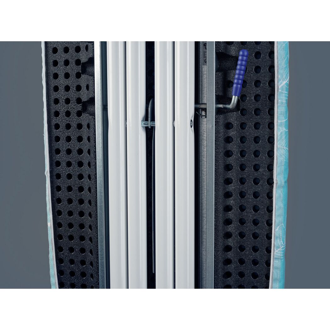 Bügeltischgestell mit blauer Bügelbrettkante