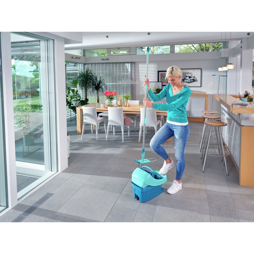 Person wischt mit Vileda Wischmop