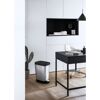 Treteimer Chic Bin M in silber neben Schreibtisch