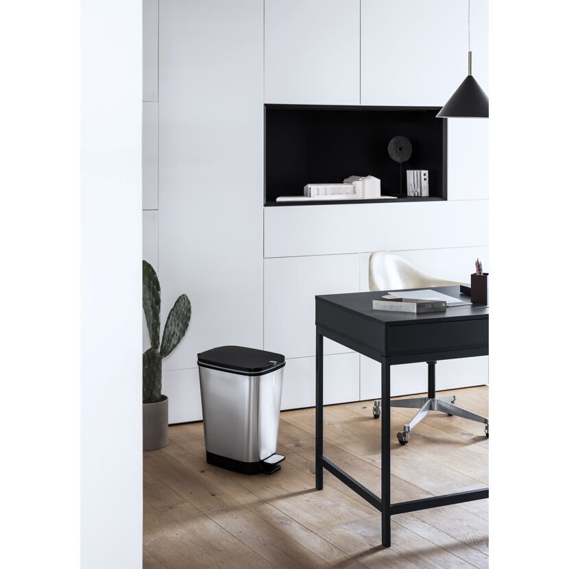Treteimer Chic Bin M in silber neben Schreibtisch