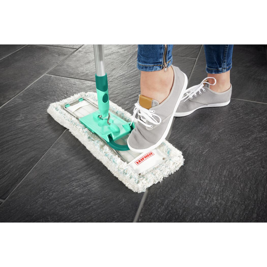 Person wischt mit Leifheit Wischbezug Profi cotton plus Fliesenboden.