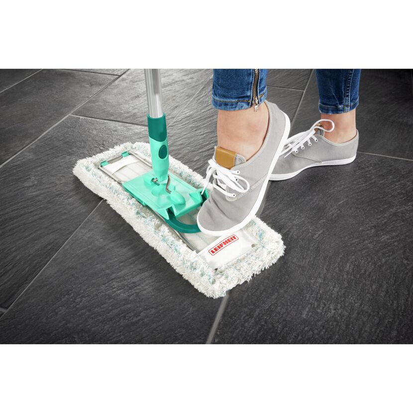 Person wischt mit Leifheit Wischbezug Profi cotton plus Fliesenboden.