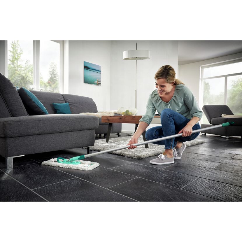 Person wischt mit Leifheit Wischbezug Profi cotton plus