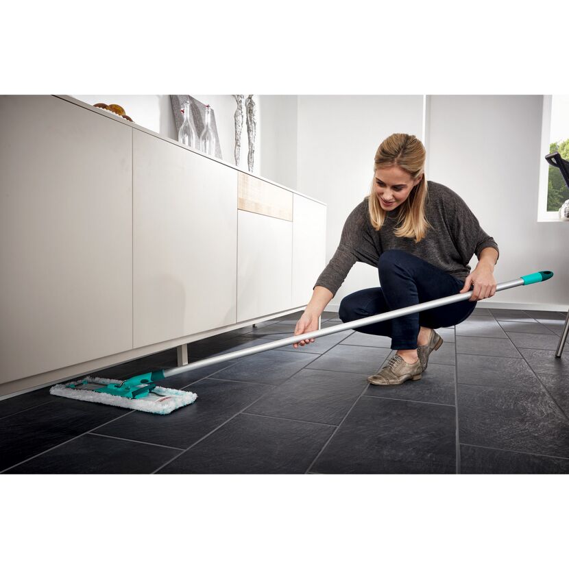 Person wischt mit Leifheit Wischmop Boden