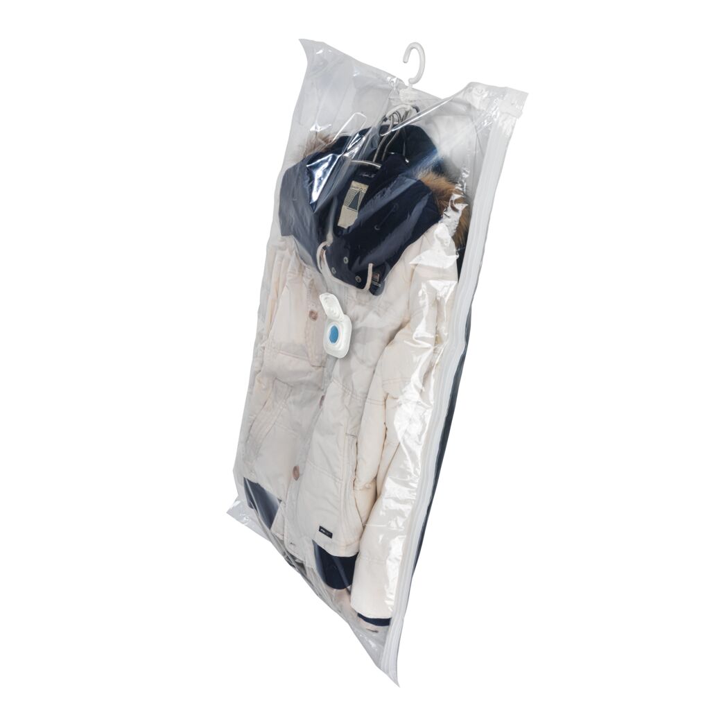 Weiße Winterjacke im Vakuum-Kleidersack
