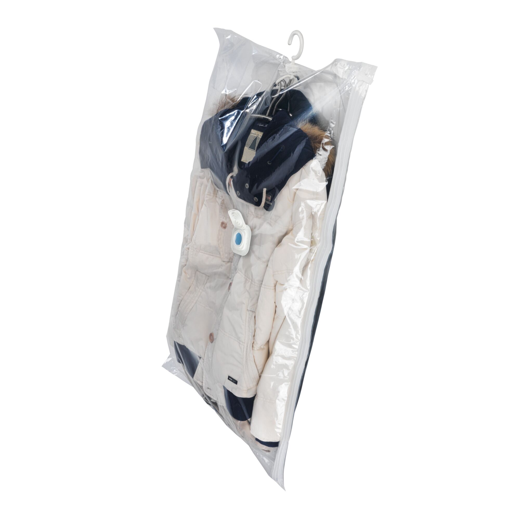 Weiße Winterjacke im Vakuum-Kleidersack