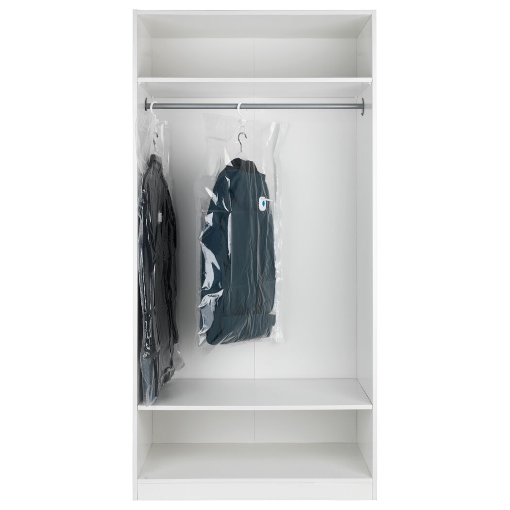 Kleidung in Kleidersäcken im weißen Kleiderschrank