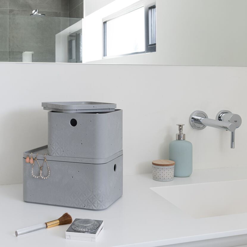 Graue Betonboxen im Badezimmer