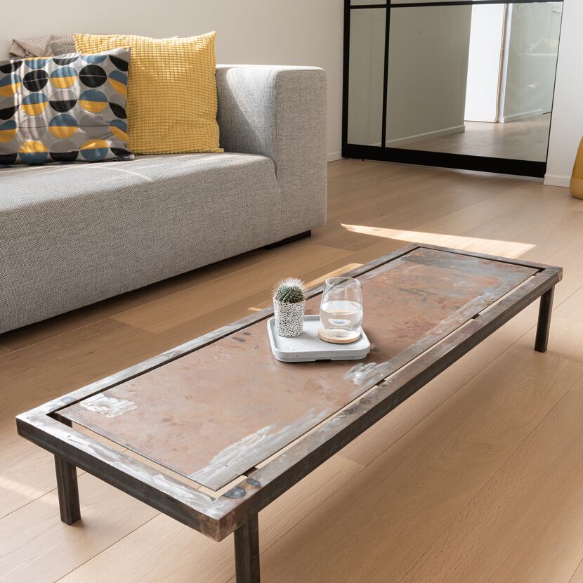 Couchtisch aus Metall mit Kaktus und Glas Wasser