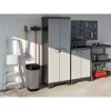 Werkstattregal mit Mülleimer, Besen und Leiter